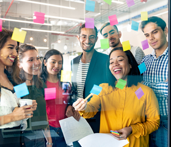 Grupo de personas optimizando facturas UBM